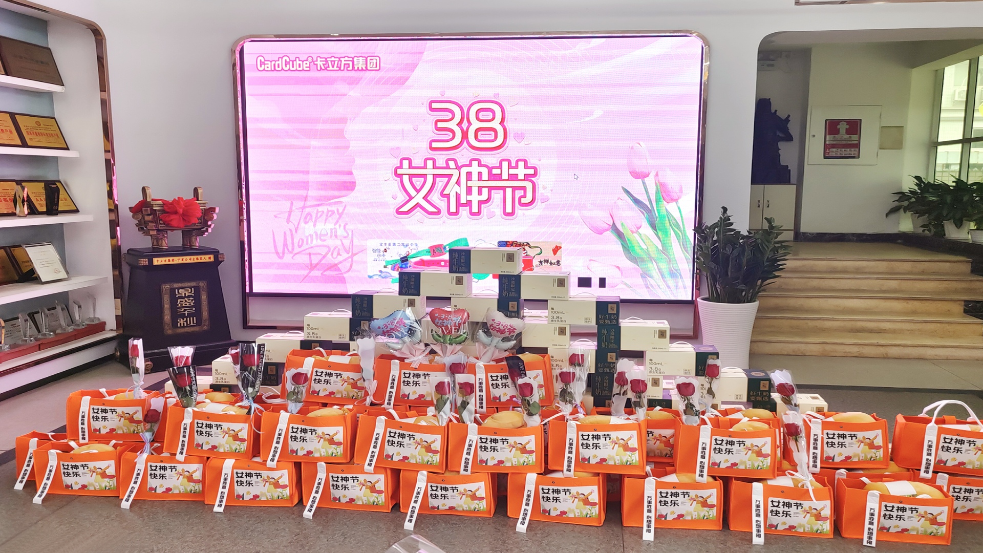 至尊国际集团智能卡工厂腕带厂家：以花为礼，，，，，，致敬每一位 “女神”