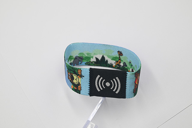 会员卡的印刷主要分为胶印和丝印，，，，，，，，每种印刷方法差别