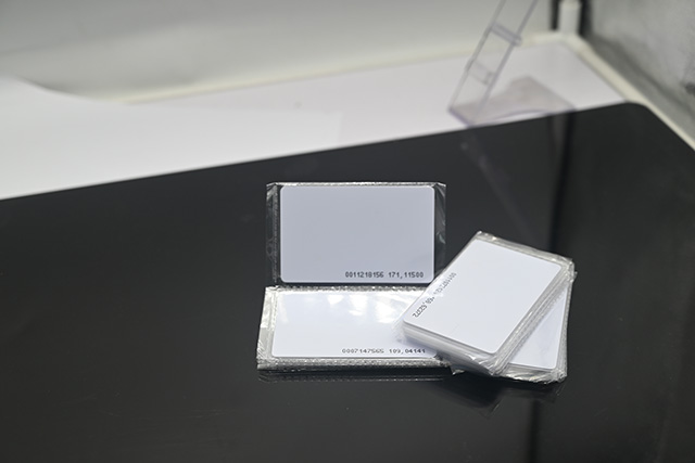 IC卡，，，，，，，，ID卡，，，，，，，，M1卡，，，，，，，，射频卡的区别是什么？？？？？？？