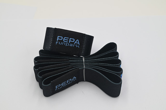 与条形码扫描类似，，，，，，，，RFID腕带电子标签有一套完整的使用系统