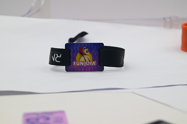 当油墨笼罩在纸张外貌时，，，，，，，必需先填充这些凹孔和毛细孔