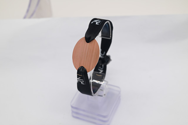 智能卡主体上还设有指纹传感器，，，，，，，牢靠在手持部位