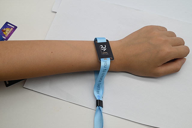 制作人像识别卡的基卡可以是一样平常PVC卡，，，，，也可以是磁卡