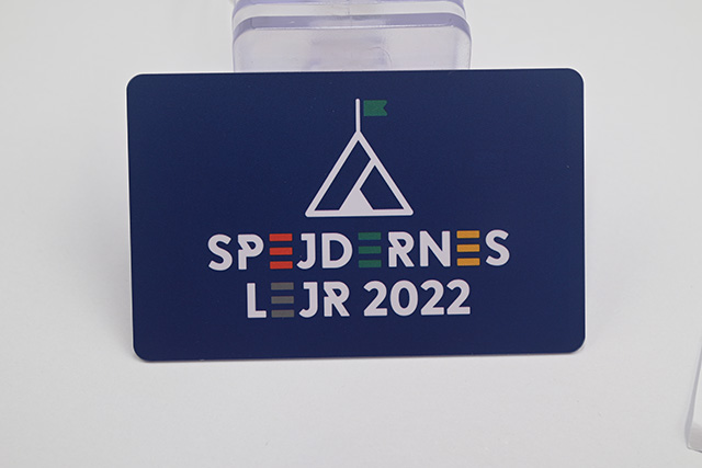 制作钥匙扣卡时的过uv工艺是什么呢？？？有了之后，，，，，有什么效果呢？？？